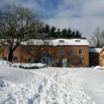 Le gîte et la maison du propriétaire en hiver
