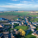 Ychippe vu du ciel par https://www.vudlahaut.be/Vues-aerienne-drone-villages-region-wallone.c.htm copyright Cédric Garcet